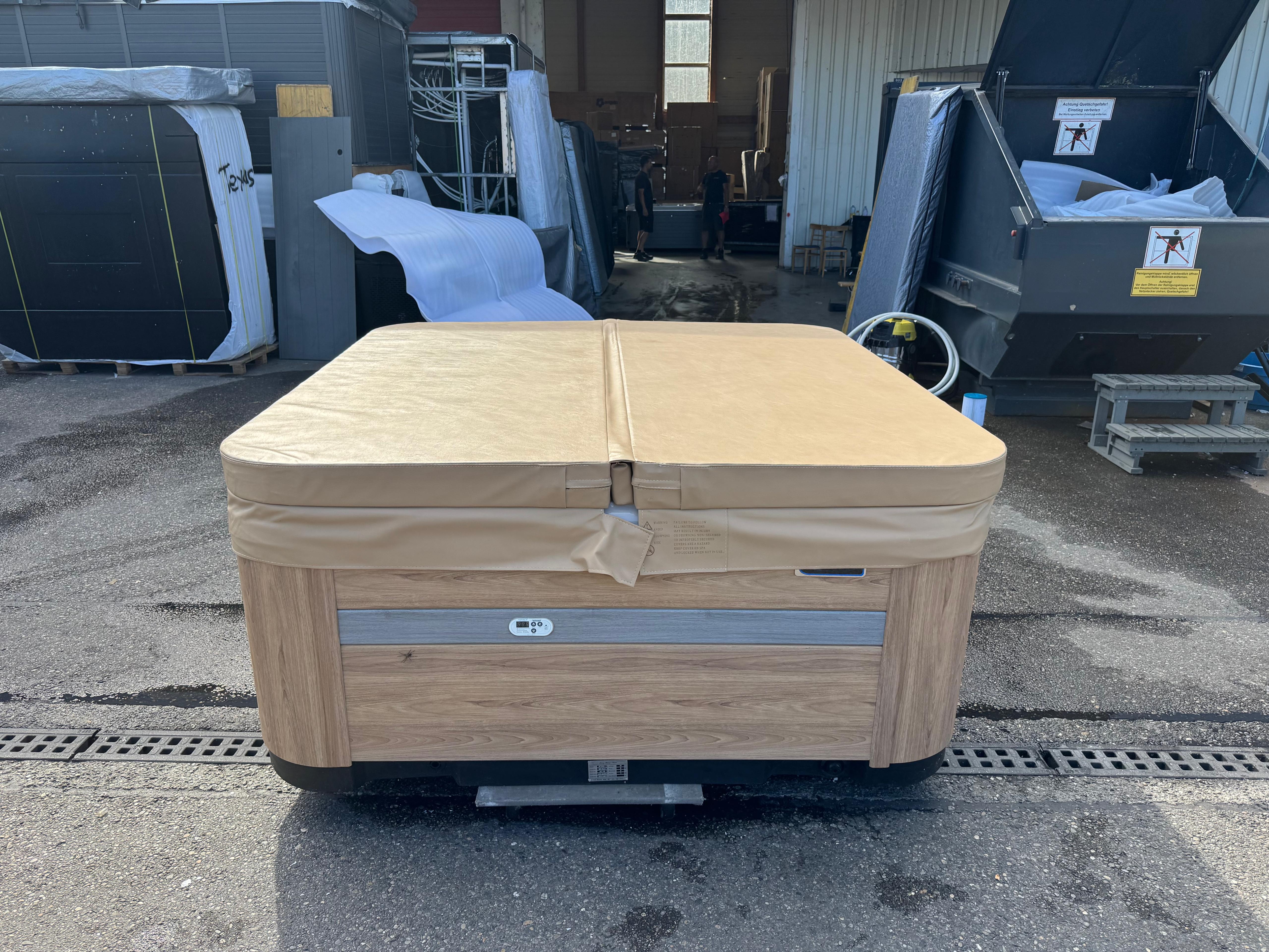 Whirlpool Charlotte – Occasion | 4–5 Personen | CHF 4'000.–